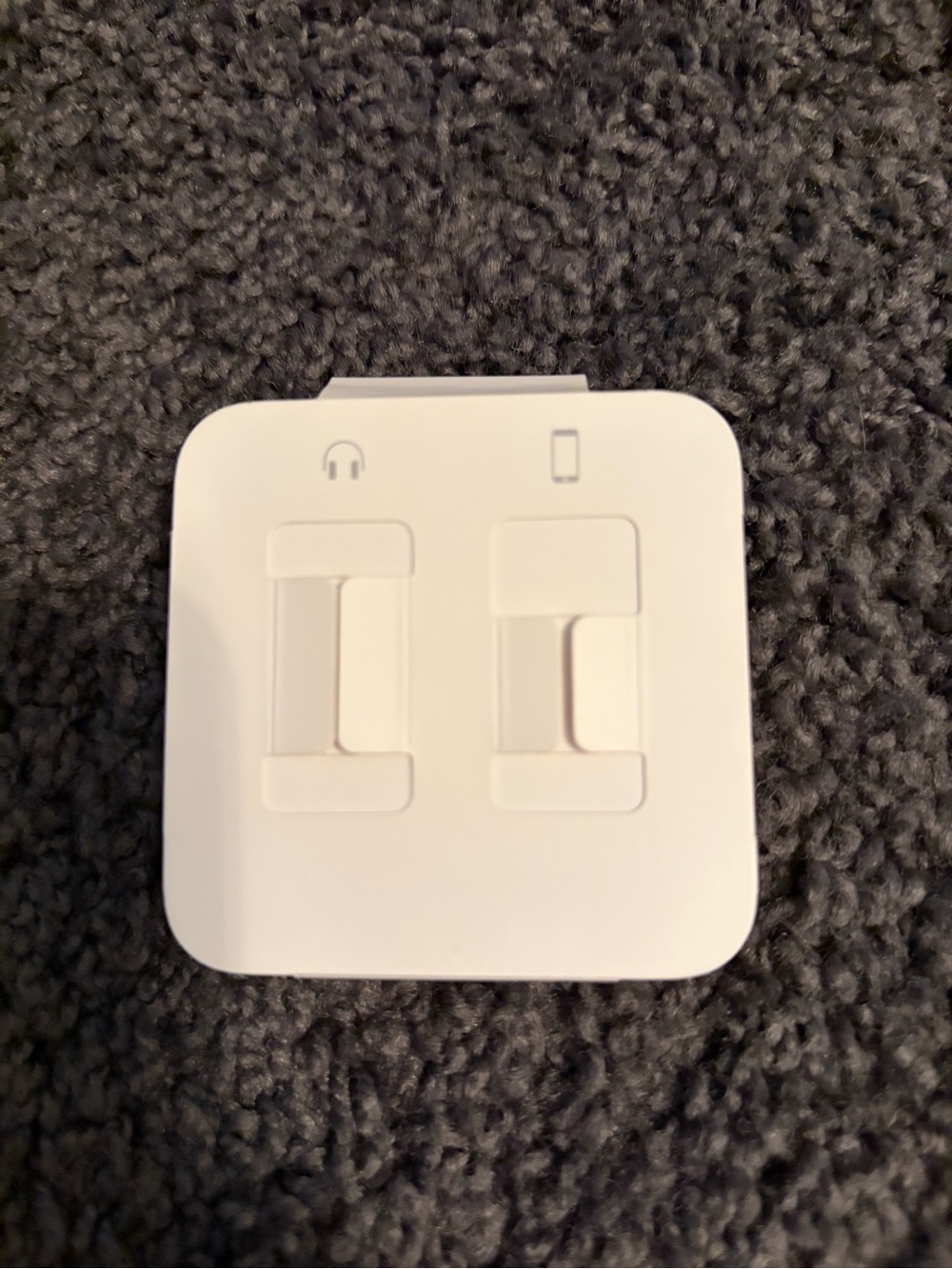 Apple White Wired Earbuds in Retail Packaging - Picture 2 of 3